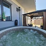 The Living Dream - Jacuzzi, 150mp Apartament *