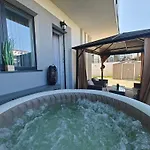 The Living Dream - Jacuzzi, 150mp דירה *